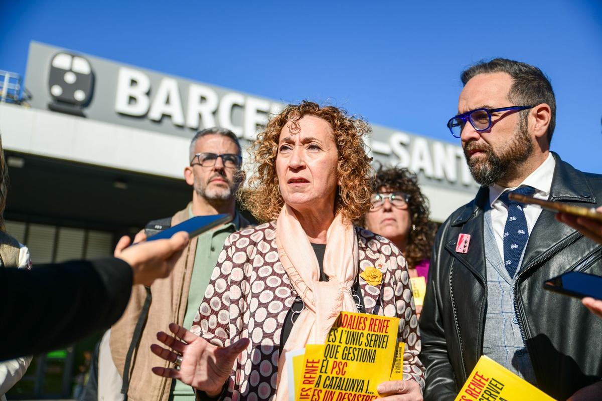 Ester Capella y Juli Fernández repartiendo folletos este miércoles en la estación de Sants.