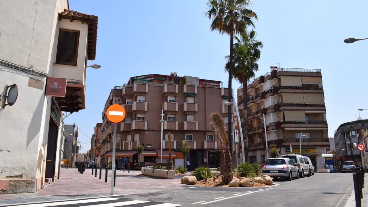 La reforma de la plaza de las Palmeres une los dos ejes comerciales principales de Viladecans.