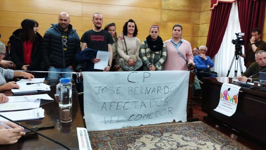 Un grupo de padres y madres con una pancarta antes de que se iniciara el Pleno de Langreo. | M. Á. G.