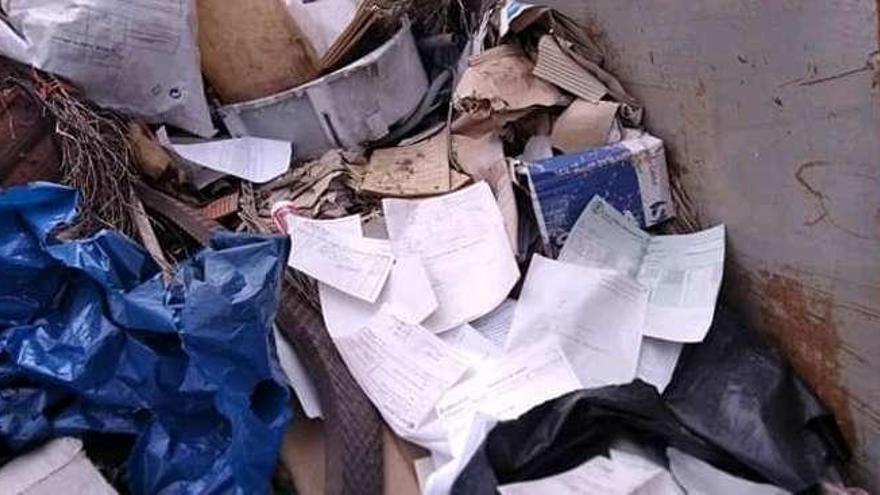 Documentos arrojados en el contenedor que está situado en el polígono industrial de Dozón.