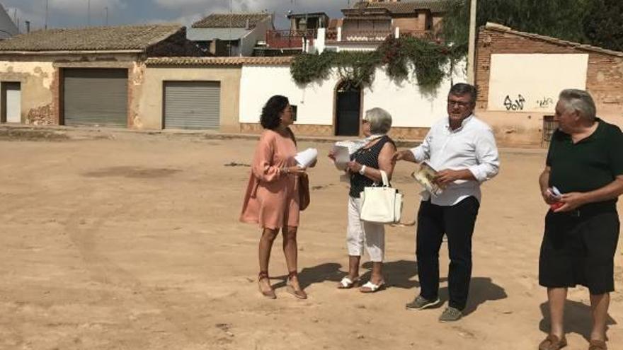 Los concejales en el solar donde debería ir el parque.