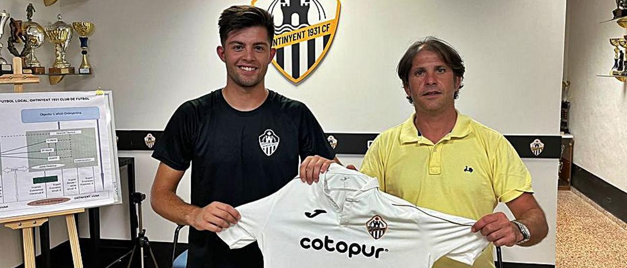 Marc Tormo posa con la camiseta del Ontinyent 1931 | LEVANTE-EMV