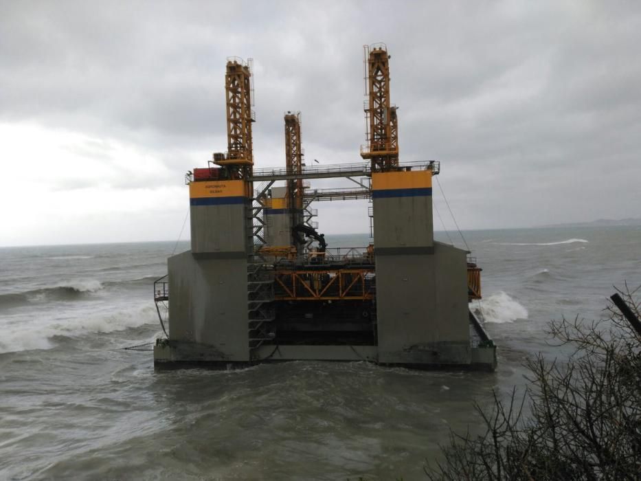 Una plataforma, a la deriva en la costa de Benalmádena