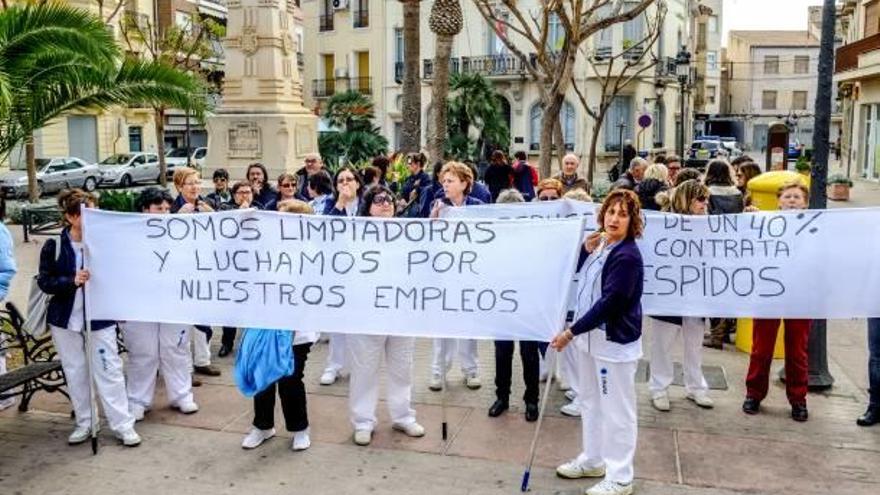 Las limpiadoras se manifiestan contra el recorte en Novelda