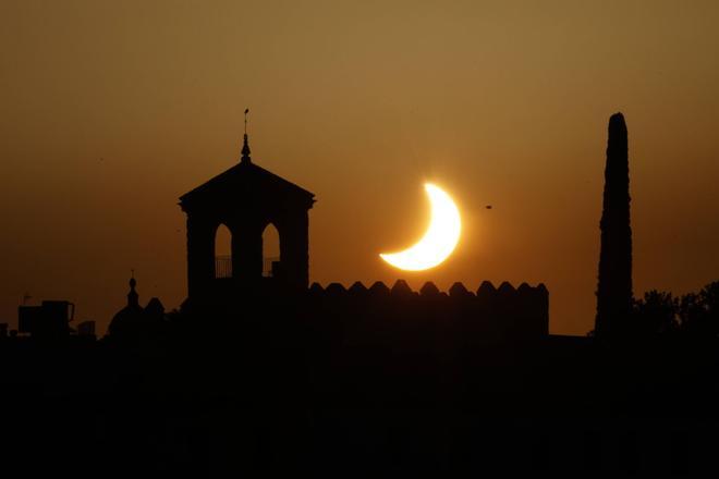 Las mejores imágenes del eclipse desde Córdoba: así se ha vivido en la ciudad un fenómeno astronómico y social histórico