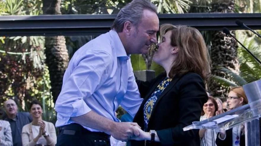 Alberto Fabra se dispone a besar a Soraya Sáez de Santa María, al darle el testigo del mítin, ayer en Elche