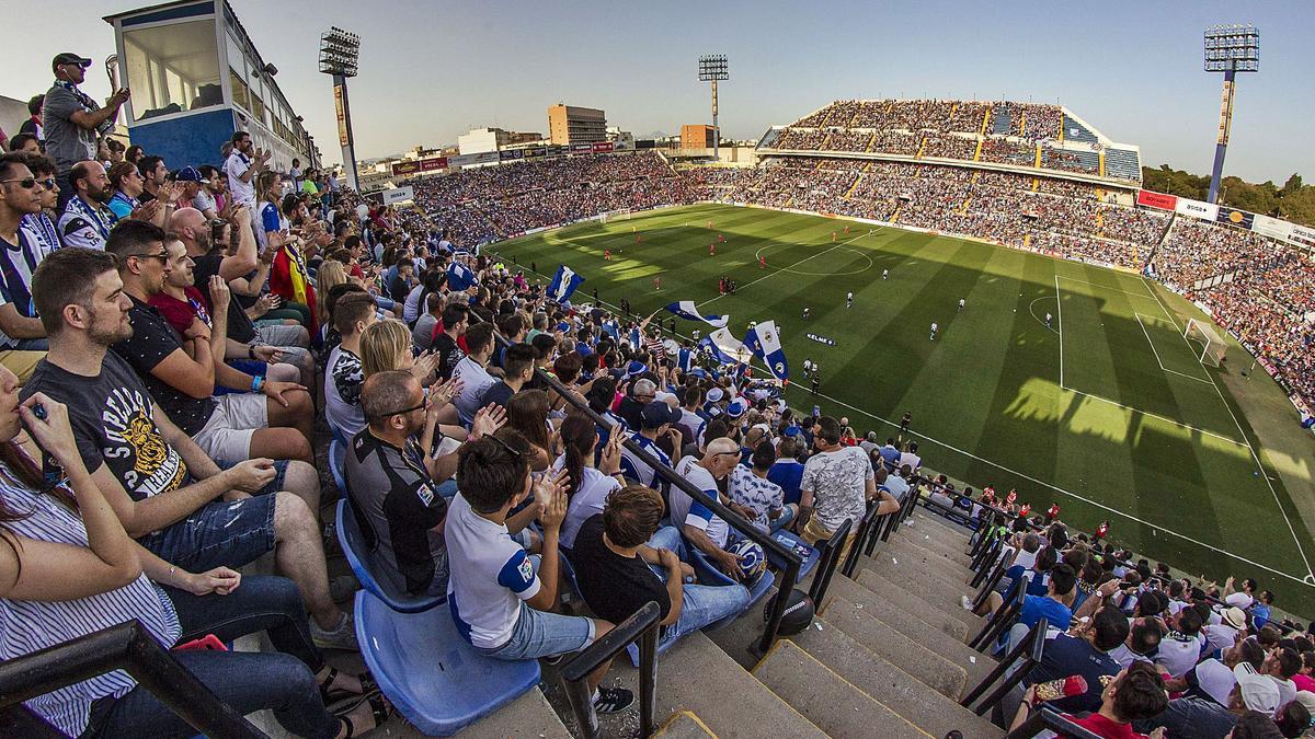 Aspecto impresionante de la grada del estadio José Rico Pérez durante el último «play-off» de ascenso a Segunda División disputado por el Hércules.