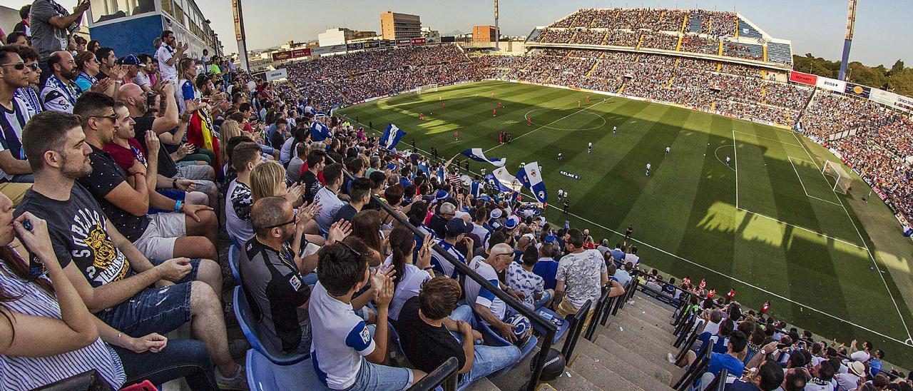 Aspecto impresionante de la grada del estadio José Rico Pérez durante el último «play-off» de ascenso a Segunda División disputado por el Hércules.