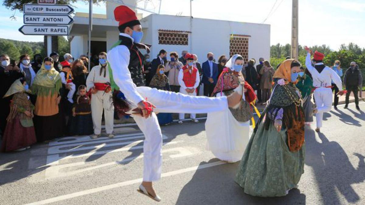 Representación de ball pagès a las puertas de la capilla de Forada. 