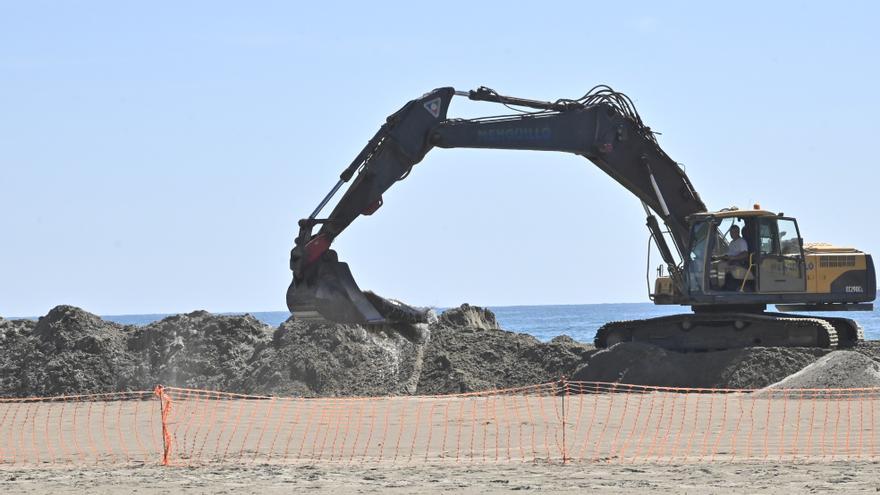 Trasladan 15.000 metros cúbicos de arena de una playa de Castelló para Benicàssim