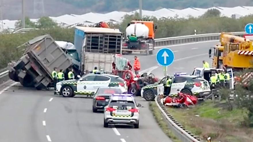Vídeo | Un fallecido en un grave accidente en Guillena: cortada la Autovía de la Plata por la colisión entre dos camiones