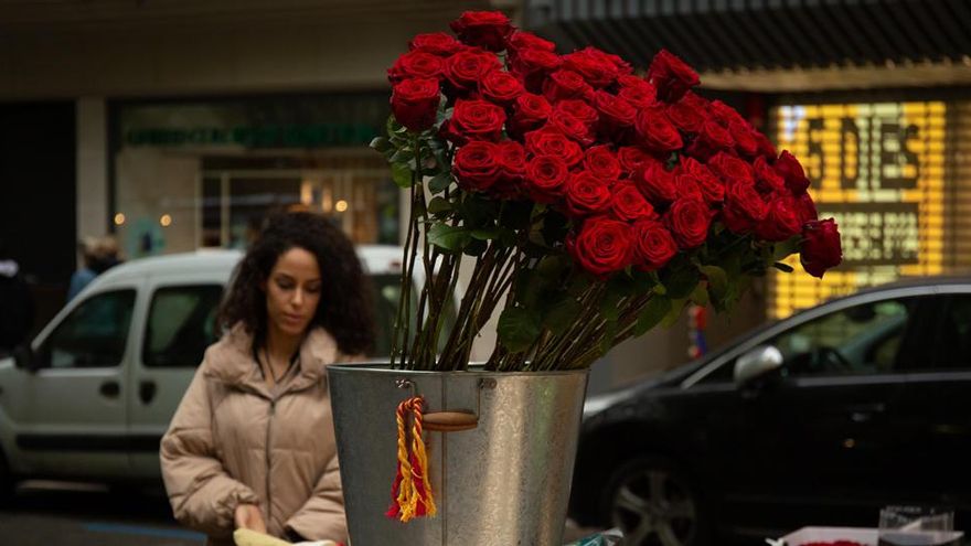 Unas rosas cerca de un puesto en una celebración de Sant Jordi.