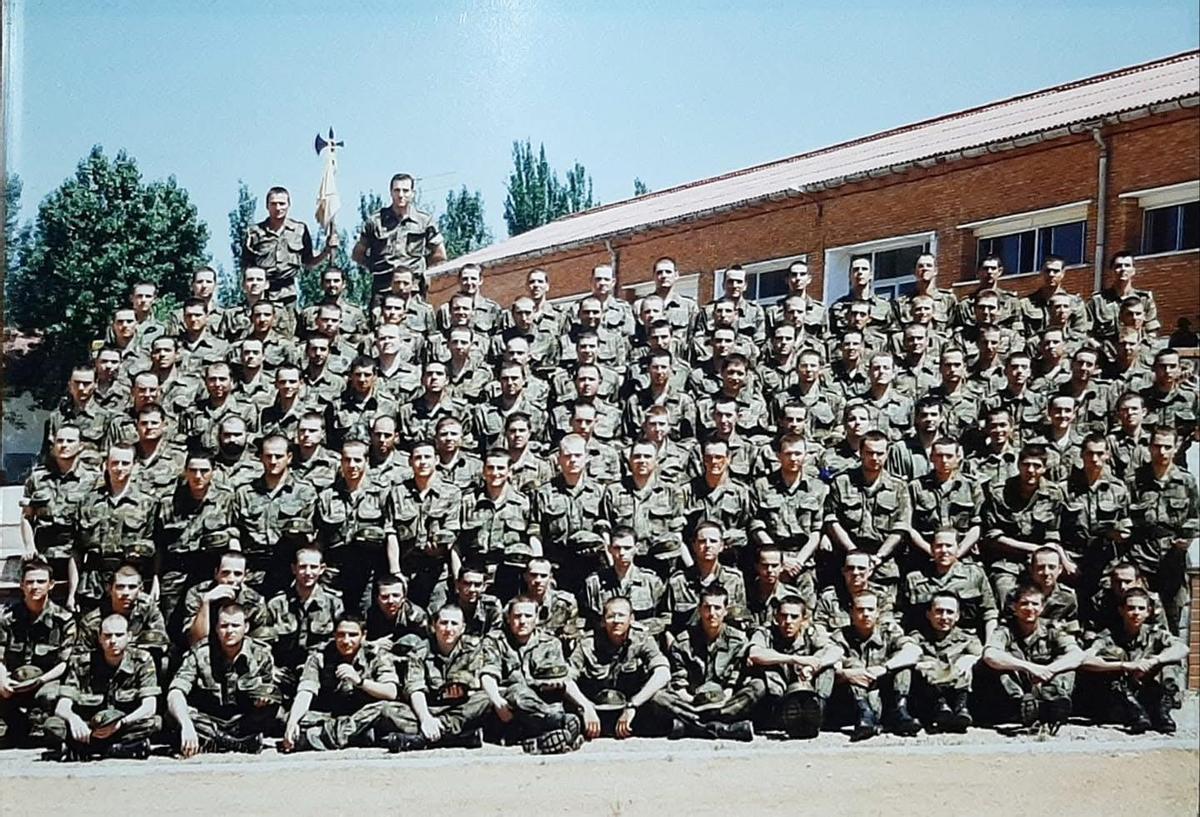 Pedro Sánchez, el más alto, segundo por la derecha, en la base militar de Cáceres.