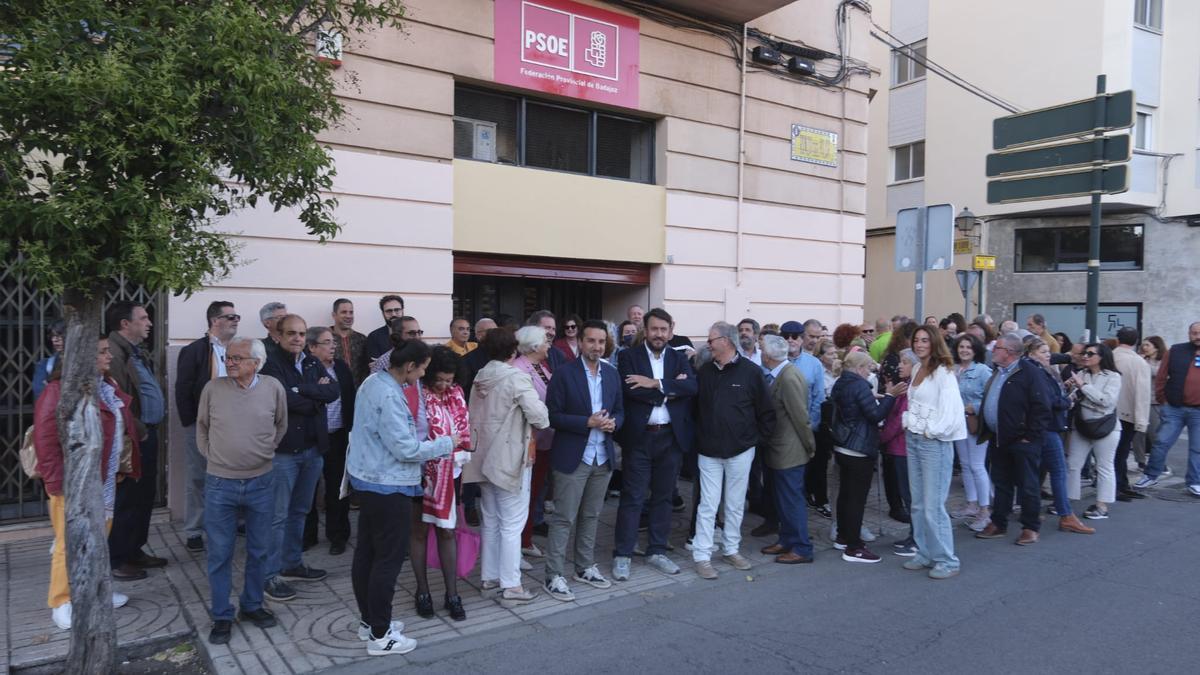Concentración este jueves frente a la sede del PSOE en Badajoz.