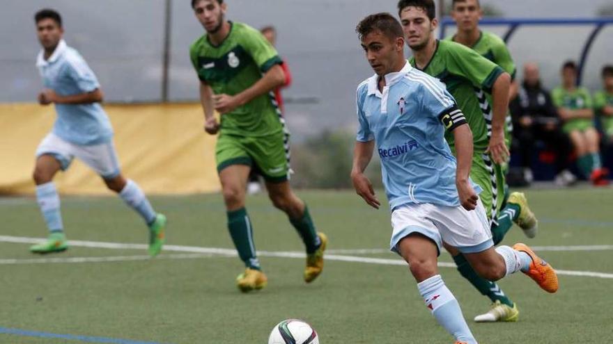 Un jugador del Celta conduce el balón en el partido con el Racing de la primera vuelta. // Ricardo Grobas