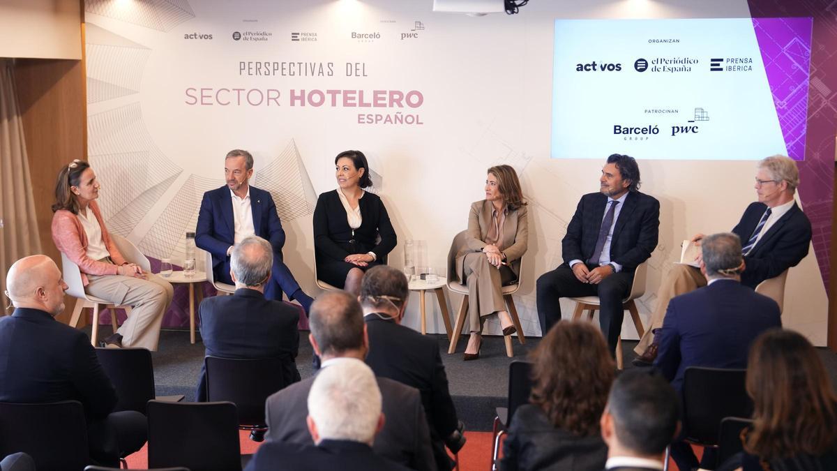 Mesa redonda sobre Perspectivas del sector hotelero español en el hotel Torre Barceló de Madrid.