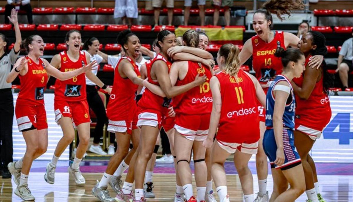 La selección española sub 18 femenina de baloncesto celebra la conquista de la medalla de bronce europea.