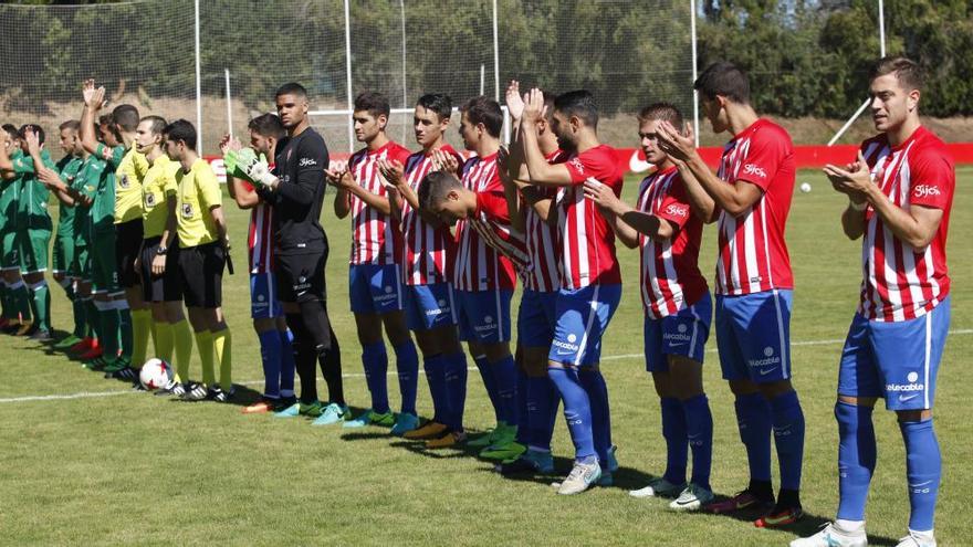 Jugadores del Sporting B, antes del partido ante el Gernika.