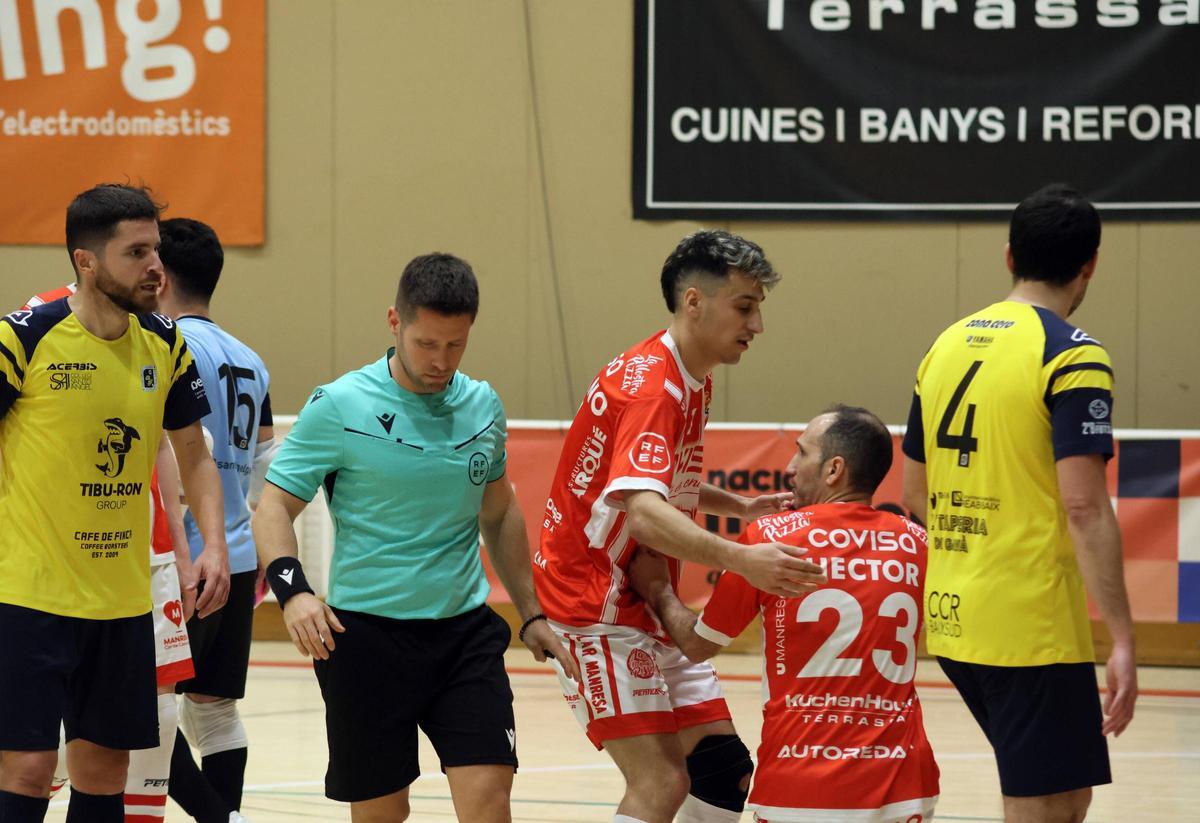 Un dels àrbitres durant el recent Covisa-CCR Castelldefels