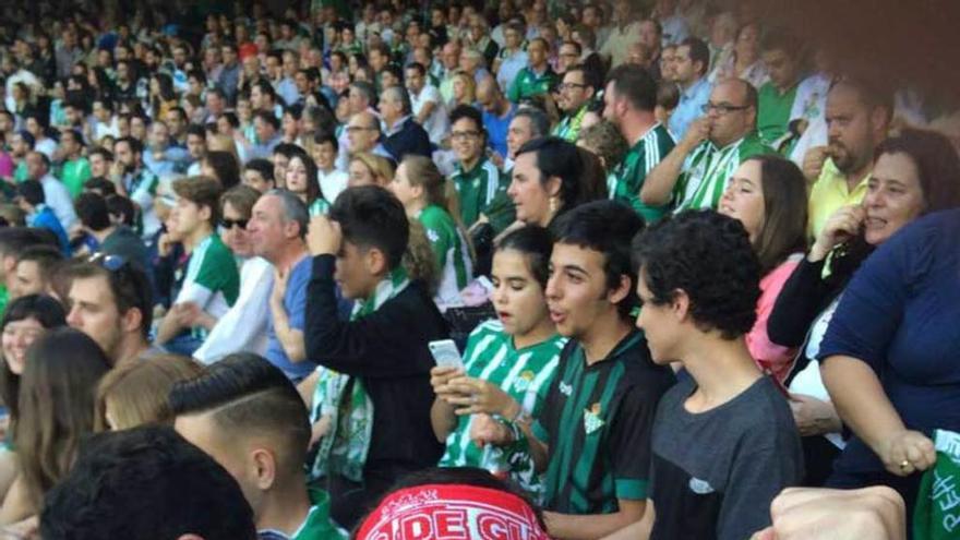 José Vindel y su hijo Álvaro, en el Villamarín, el pasado domingo.