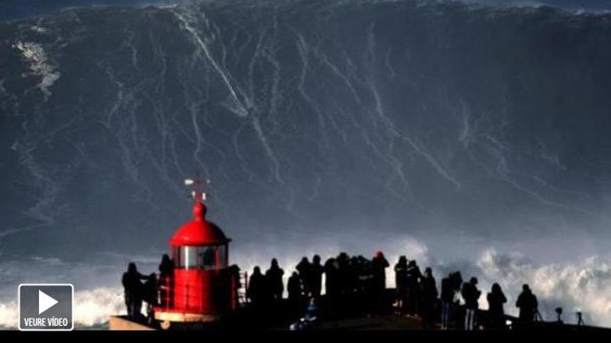 VÍDEO | Un portuguès surfeja una espectacular onada de 35 metres