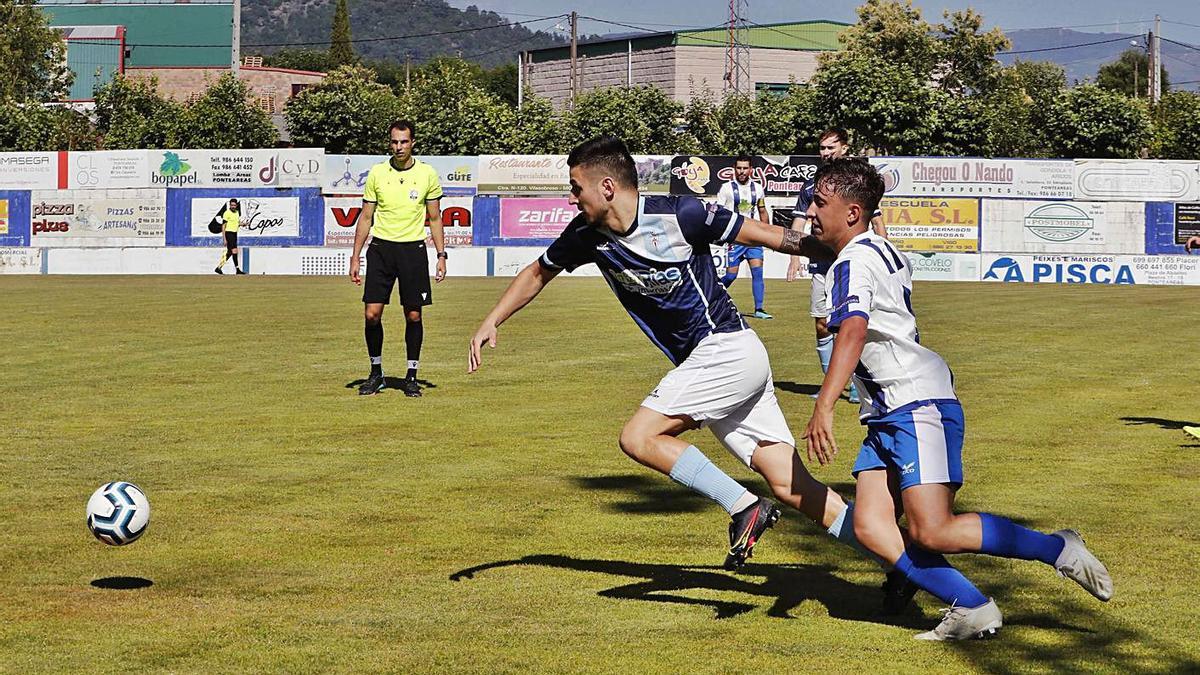 Un jugador del Areas presiona a uno del Villalonmga durante el partido de ayer. |  // PABLO HERNÁNDEZ