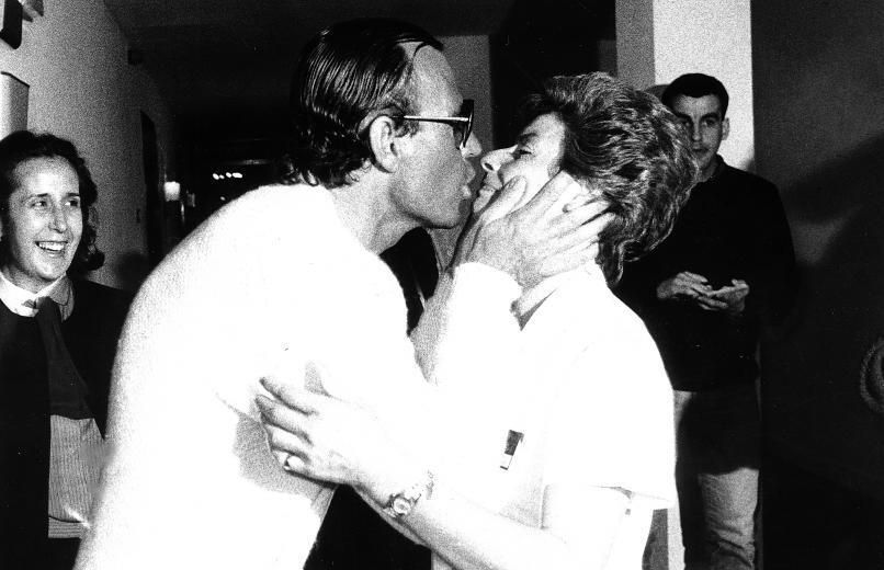 El popular cantante Julio Iglesias a punto de dar un beso.