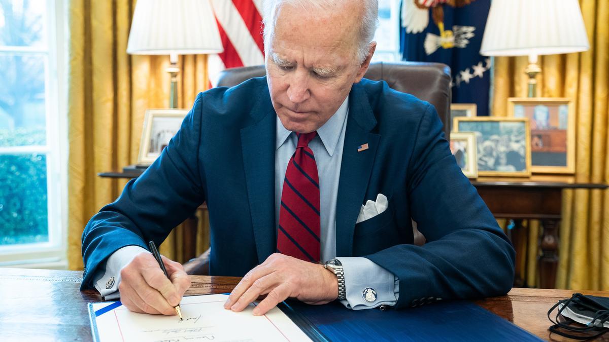 El president dels Estats Units, Joe Biden, firma una llei al Despatx Oval