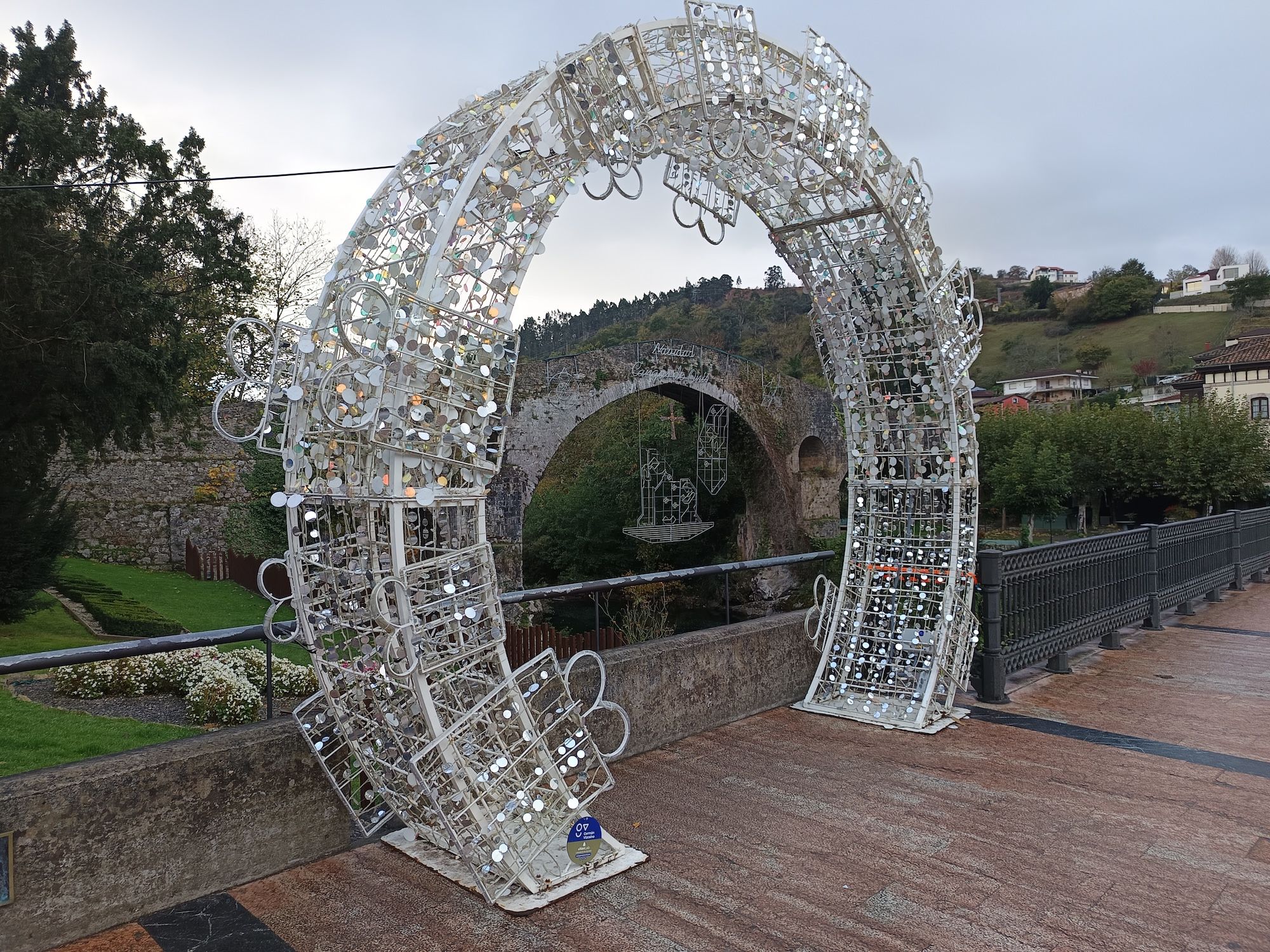 Uno de los adornos navideños que se han instalado en Cangas de Onís.