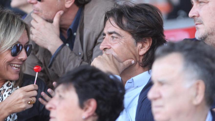 Carlos Sanchis viendo el partido ante el Espanyol B.