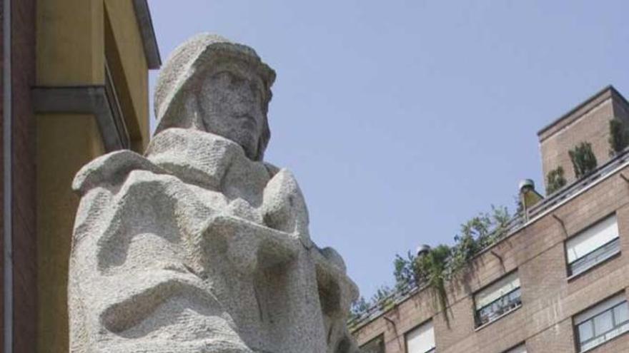 La estatua del coronel Teijeiro.