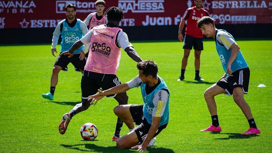 Los jugadores del Real Murcia durante un entrenamiento en la Nueva Condomina.  | PRENSA REAL MURCIA