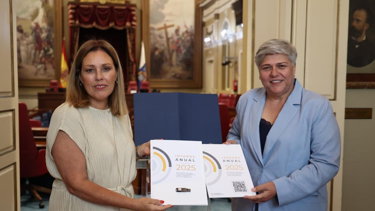 La Comisionada de Transparencia, Noelia García haciendo entrega del Informe Anual de Transparencia 2025 a la Presidenta del Parlamento, Astrid Pérez