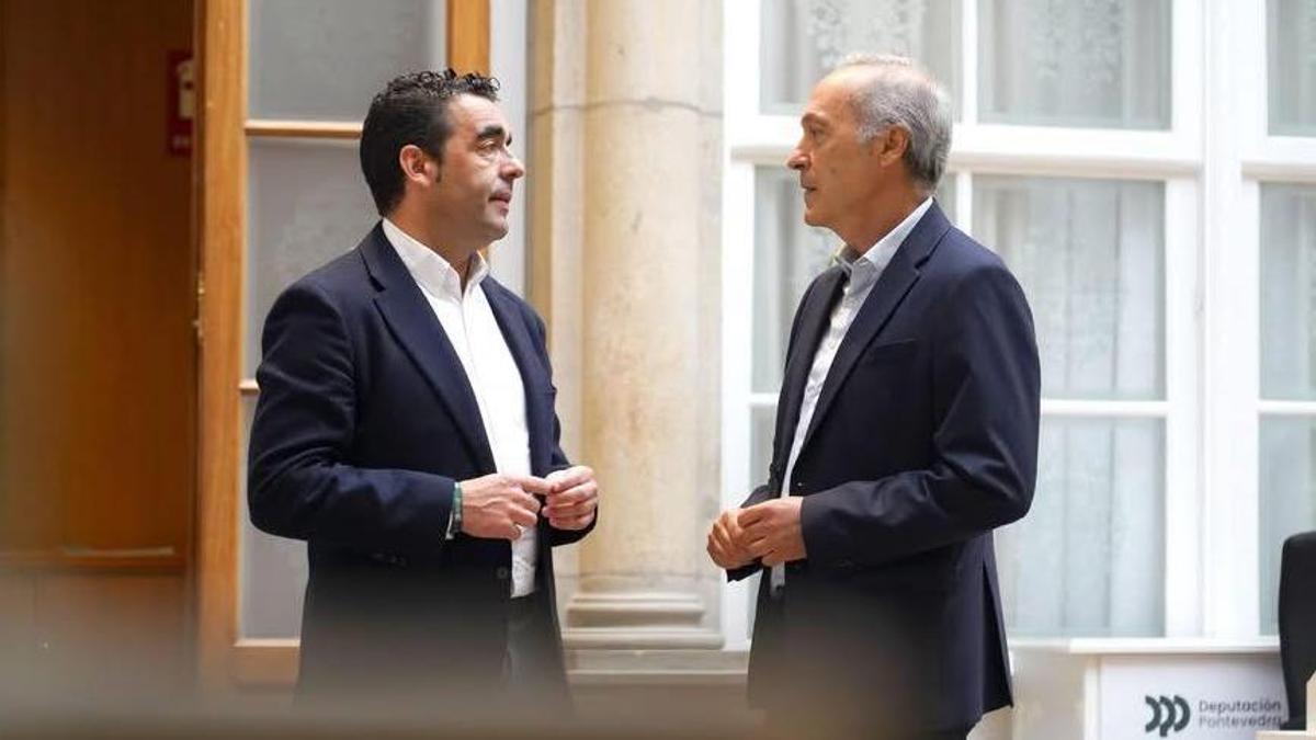 Luis López conversa con Agustín Reguera, ayer.