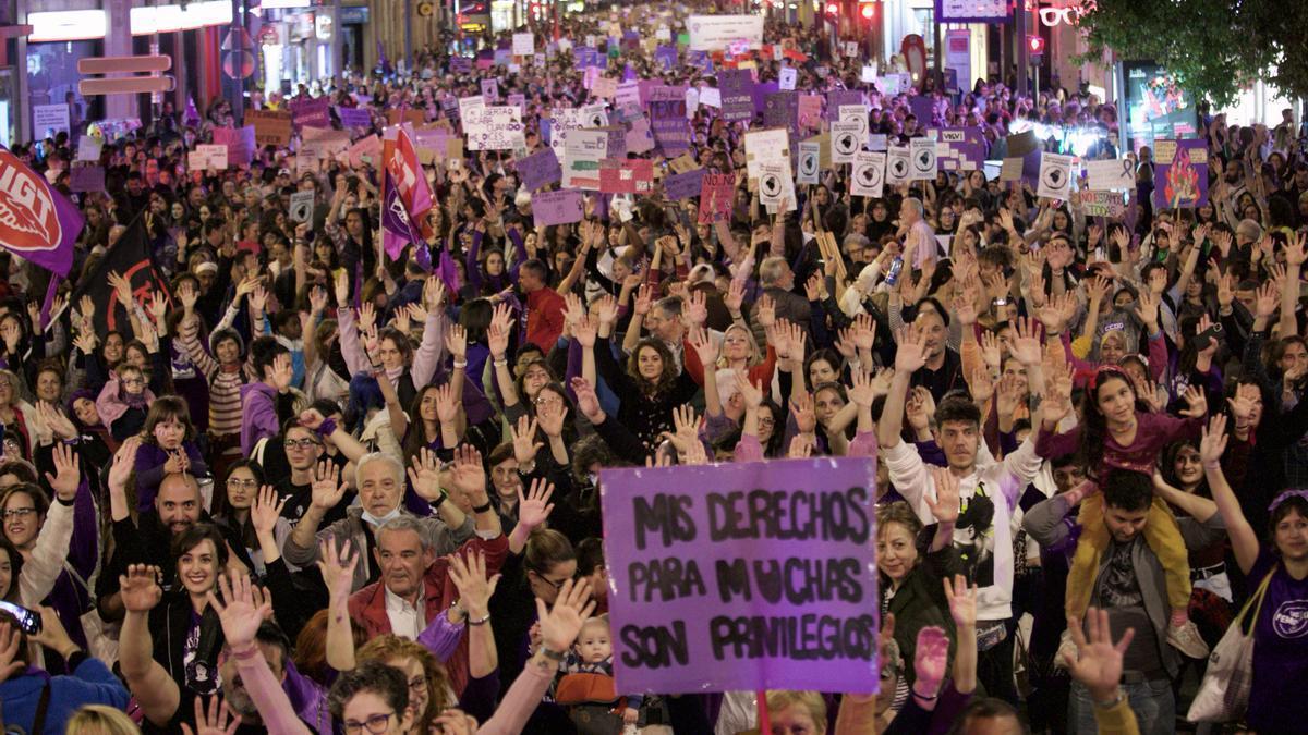 Manifestación en Murcia para clamar por los derechos de las mujeres y el fin de la violencia machista y las violaciones.