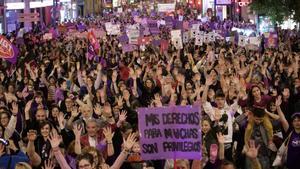 Manifestación en Murcia para clamar por los derechos de las mujeres y el fin de la violencia machista y las violaciones.