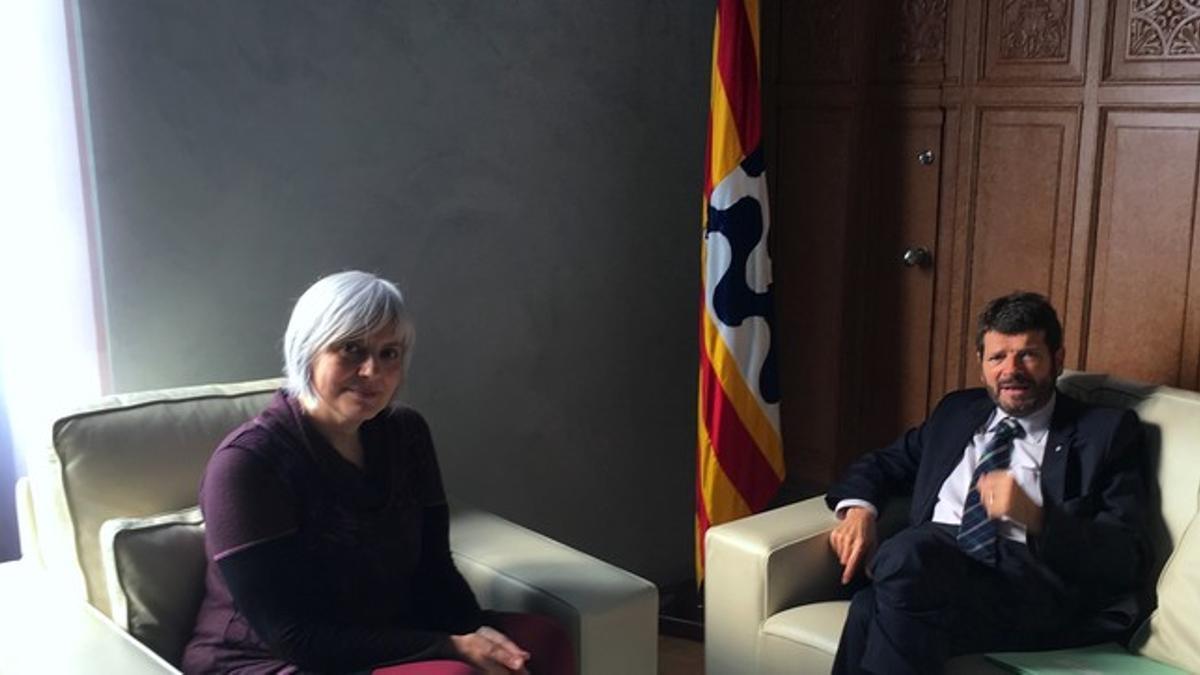 La alcaldesa de Badalona, Dolors Sabater, con el director general de los Mossos d'Esquadra, Albert Batlle.