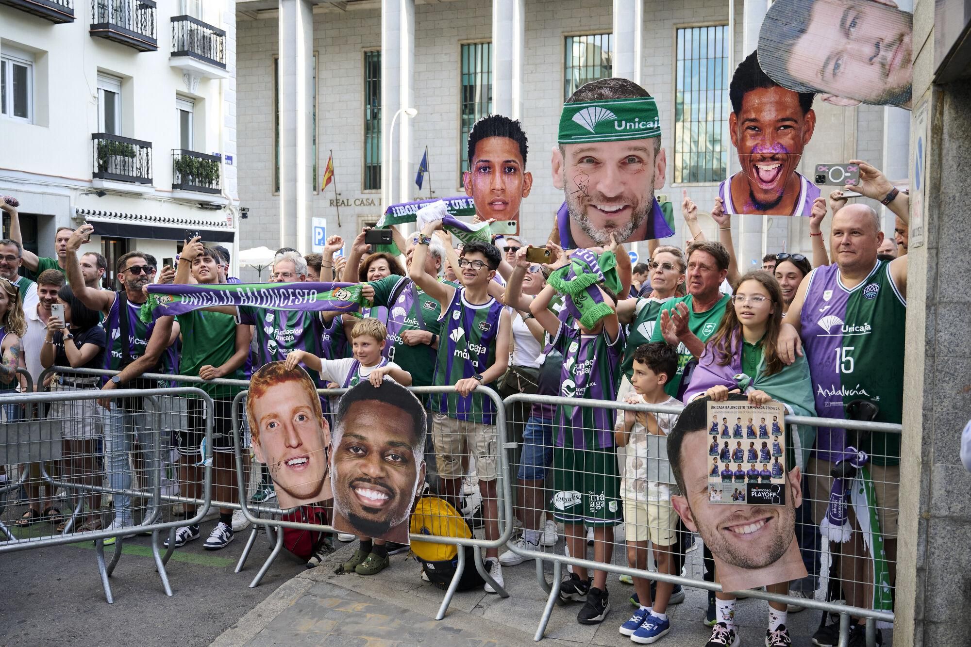 Llegada del Unicaja al Movistar Arena y calentamiento de los verdes