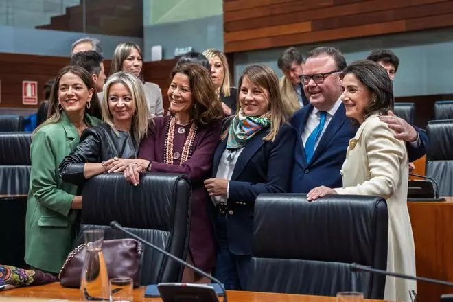 Las imágenes del pleno en la Asamblea de Extremadura del 8 de mayo