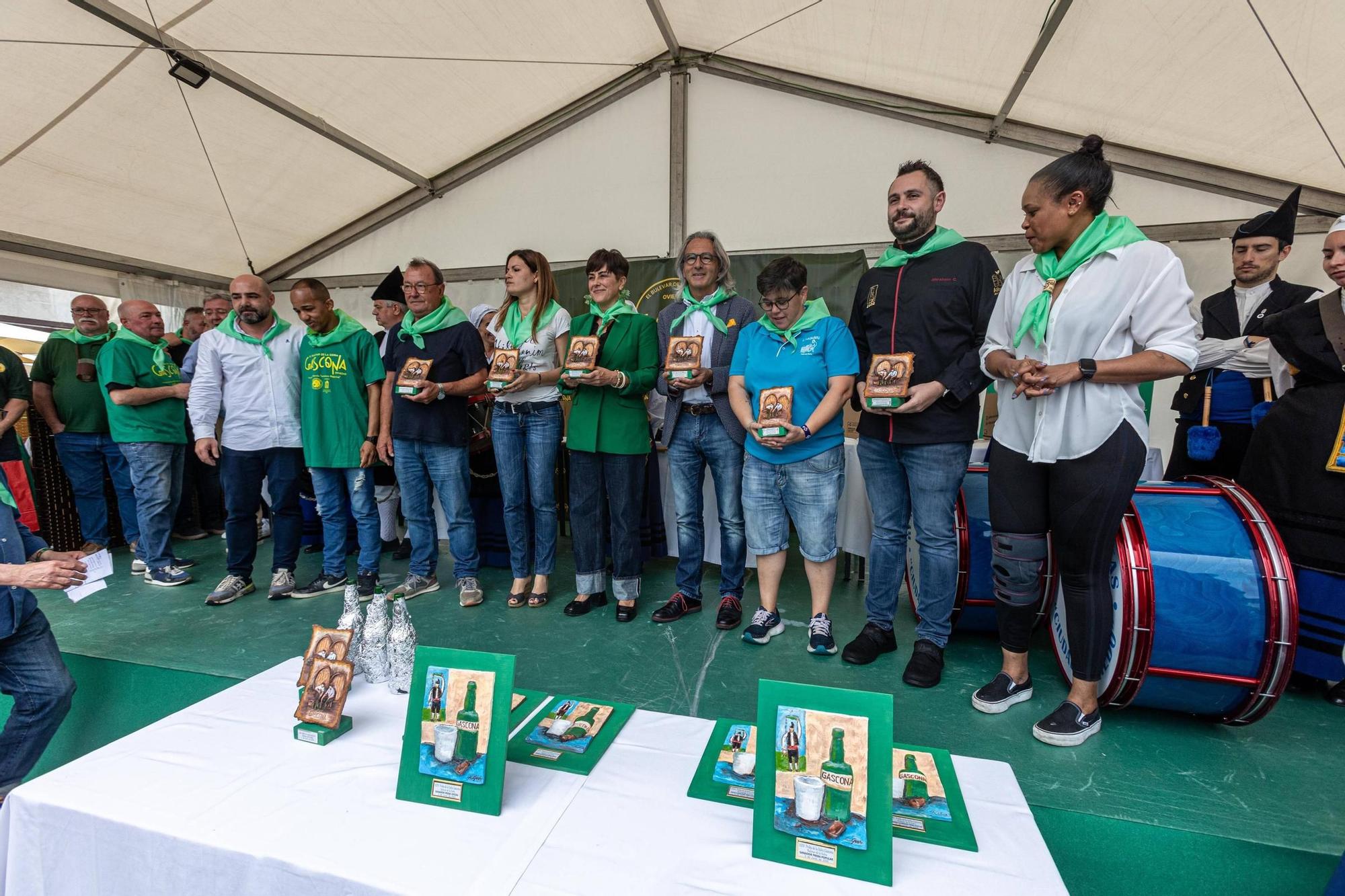 EN IMÁGENES: El buen tiempo y el oviedismo maridan una preba de la sidra multitudinaria en Gascona