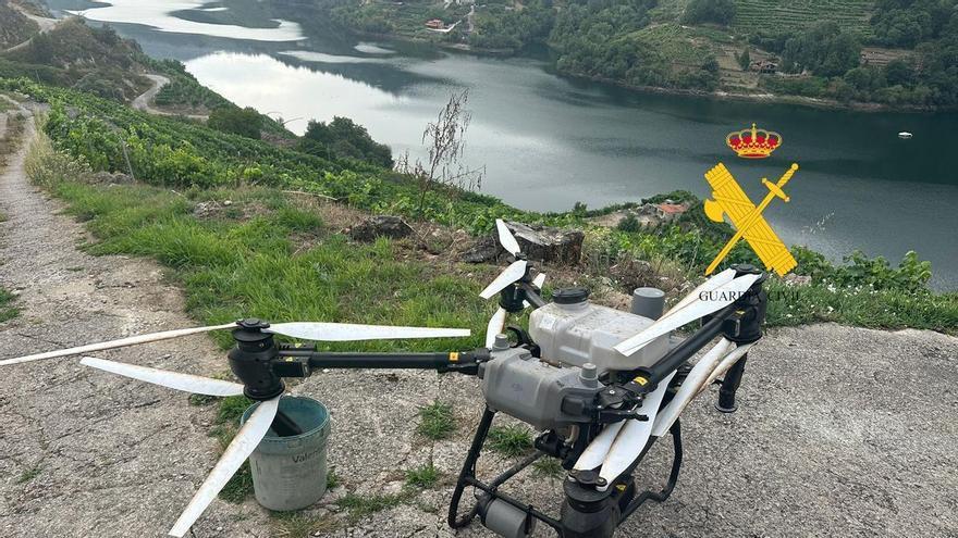 La Guardia Civil investiga el uso irregular de drones para aplicar productos fitosanitarios en viñedos de la Ribeira Sacra