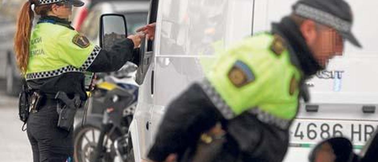 Agentes de la Policía Local de Valencia durante un control de tráfico rutinario.