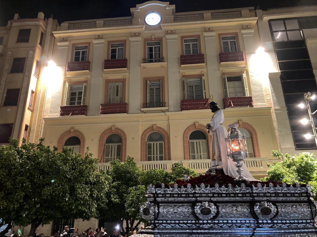 El Cautivo, bajo el reloj de la plaza de la Constitución.
