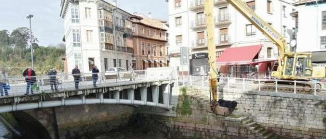 Los hosteleros exigen un plan para acabar con el olor a podrido en el puerto llanisco