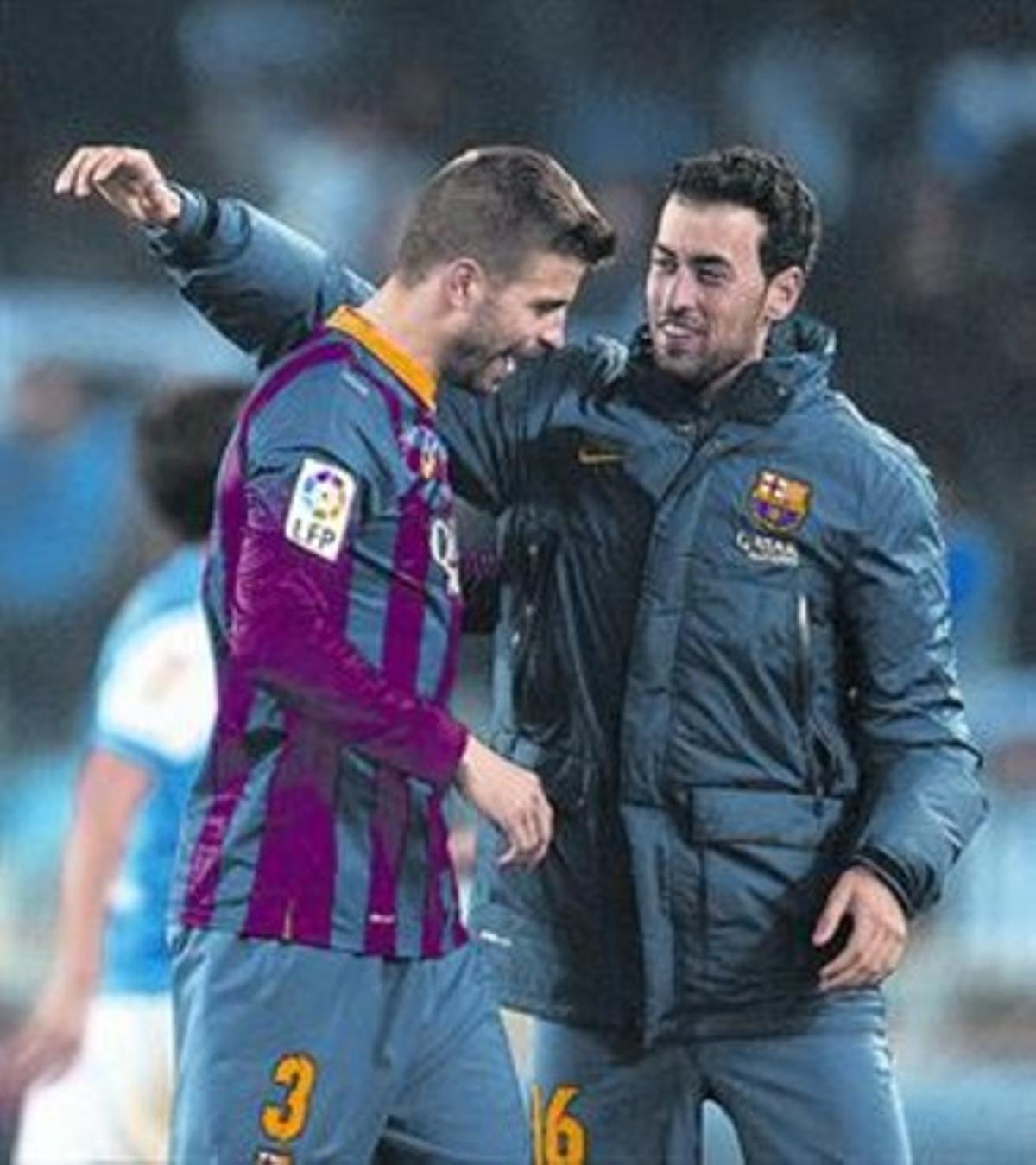 Busquets felicita Piqué al final del partit. Busquets felicita Piqué al final del partit.