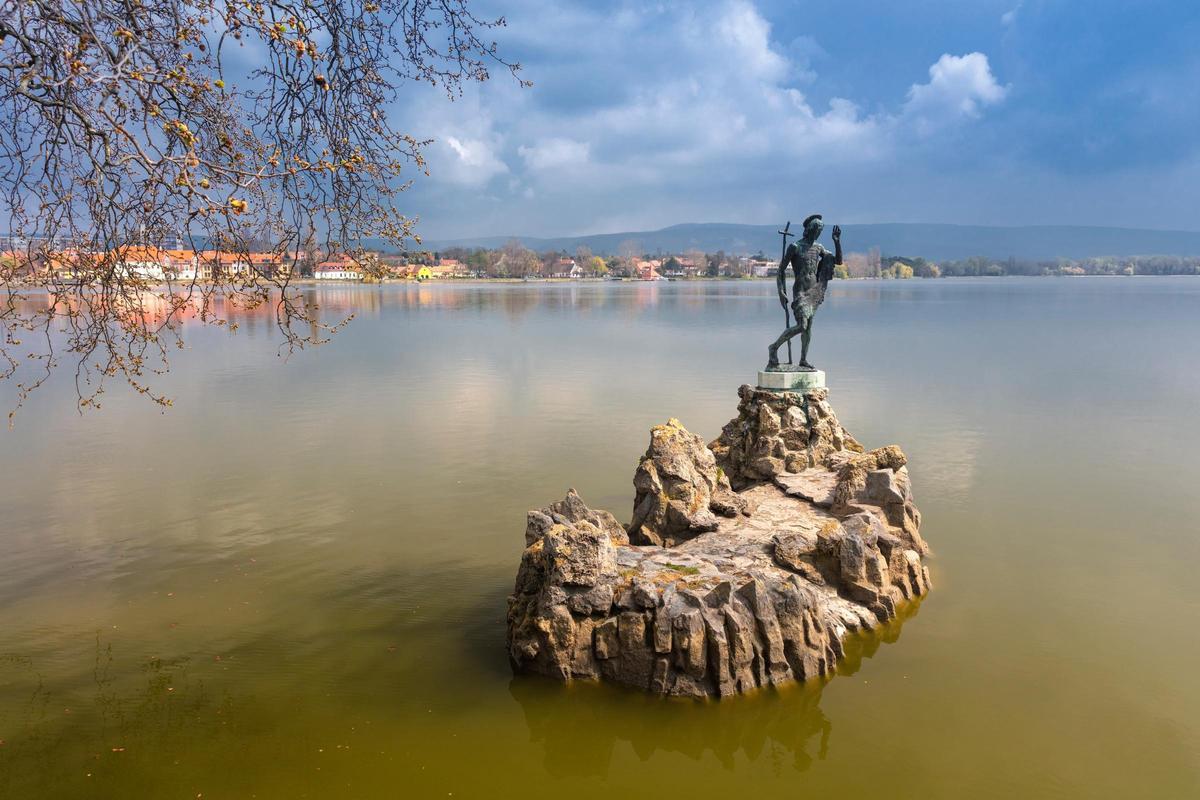 En los alrededores de Budapest se encuentran joyas como esta escultura en Tata