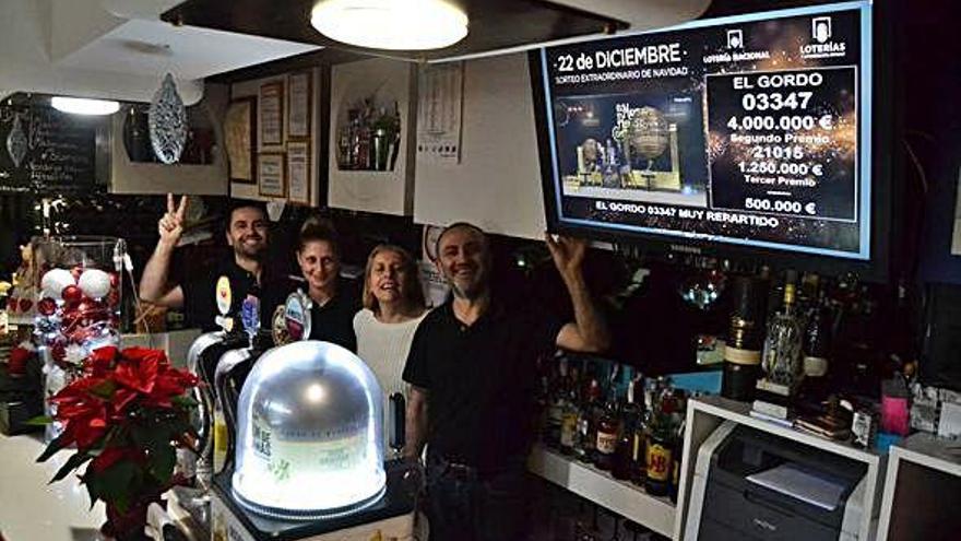 Dueños y camareras del Bar España expresan su alegría por la suerte de repartir parte del gordo.