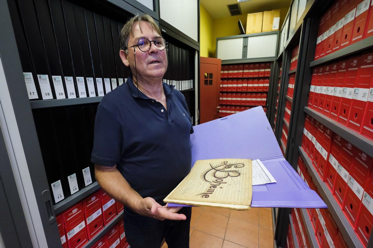 Pedro Espiau Hernández, en el archivo musical de la Banda.
