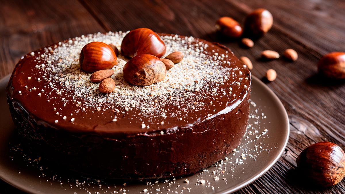 Prepara este sencillo postre con el fruto de temporada de moda: tarta de castañas y chocolate