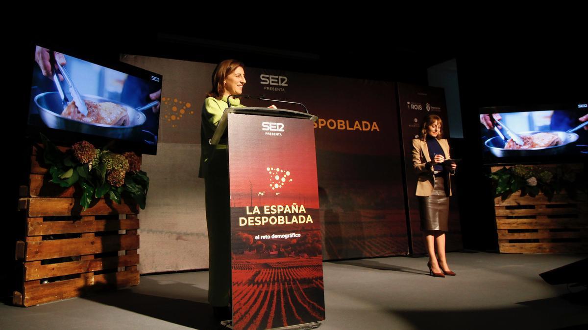 Ángeles Vázquez, en el atril, durante su intervención en el foro de Rois
